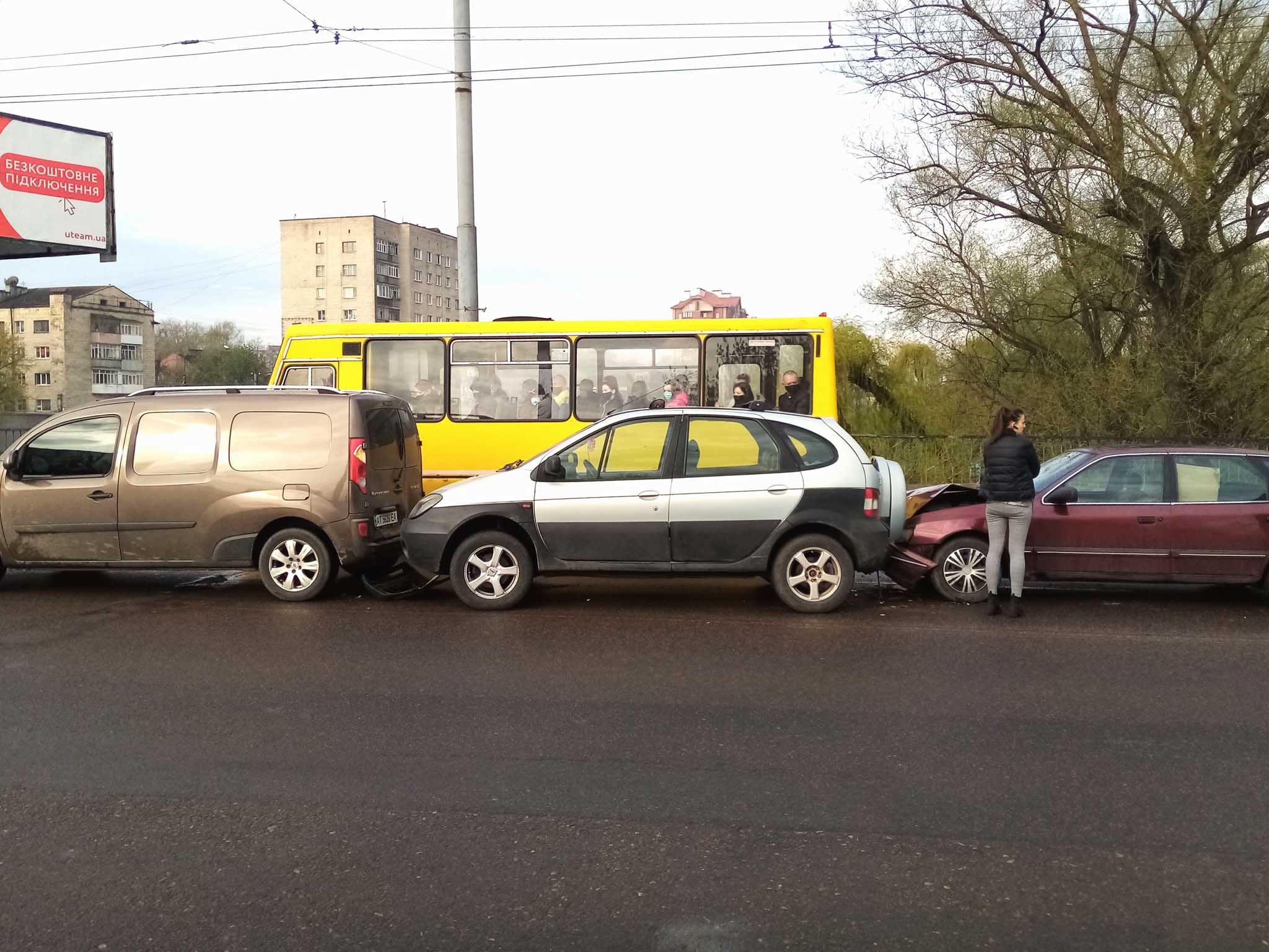 Три машини зіткнулися на пасічнянському мості, рух в центр ускладнений (ФОТО, ВІДЕО)