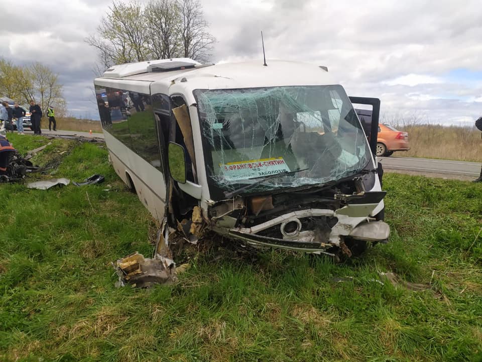 На Коломийщині зіткнулися автобус та КІА, є загиблі і багато поранених (ФОТО)
