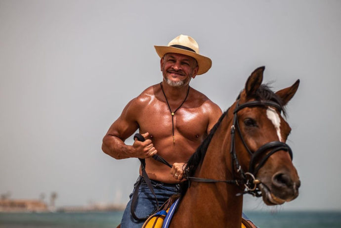 “Відчуваю себе героєм фільму”: Ектор Хіменес-Браво посвітив лискучим торсом на коні (ФОТО)