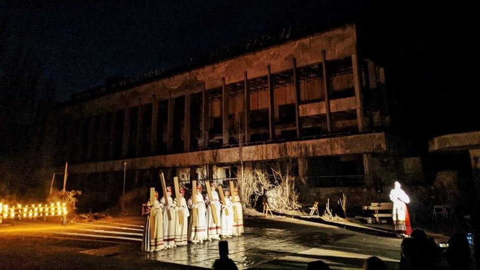 При світлі місяця та свічок: франківський драмтеатр зіграв виставу в Чорнобилі (ФОТО)