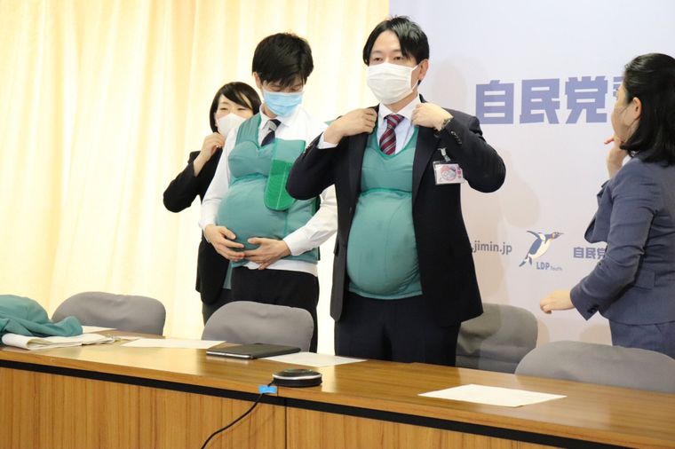 У Японії троє політиків два дні носили штучні животи, щоб підтримати вагітних жінок
