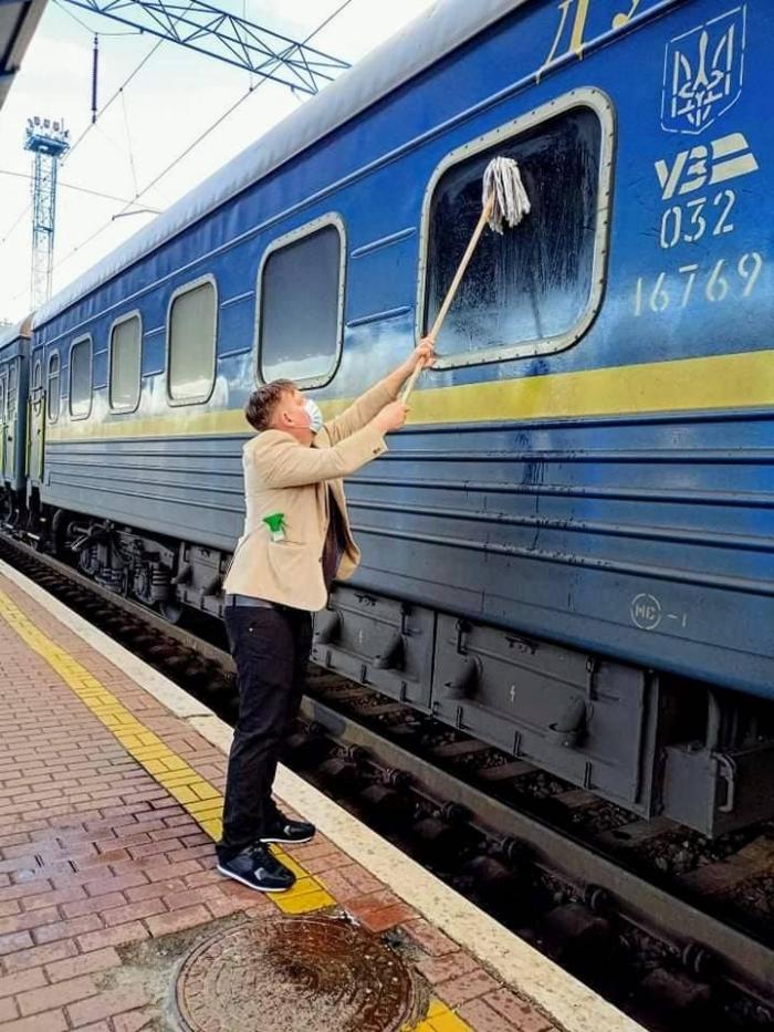 Місія нездійсненна — відмити вікно потяга «Укрзалізниці» спробував пасажир з Данії (ФОТО)