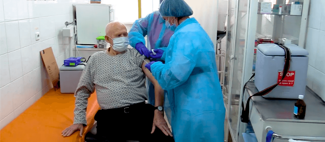 На Прикарпатті почали робити щеплення вакциною Pfizer (ВІДЕО)