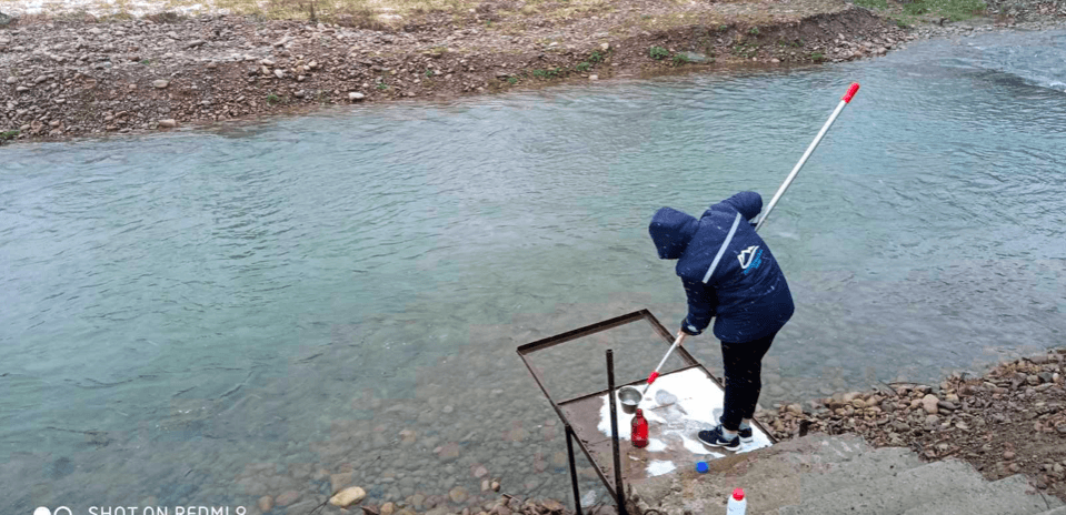 Фахівці відібрали проби води на перевірку з сімох річок Прикарпаття (ФОТО)