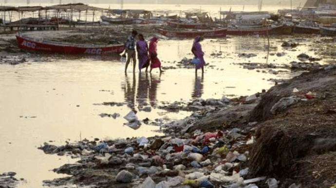 На берег Гангу в Індії вимило десятки людських тіл