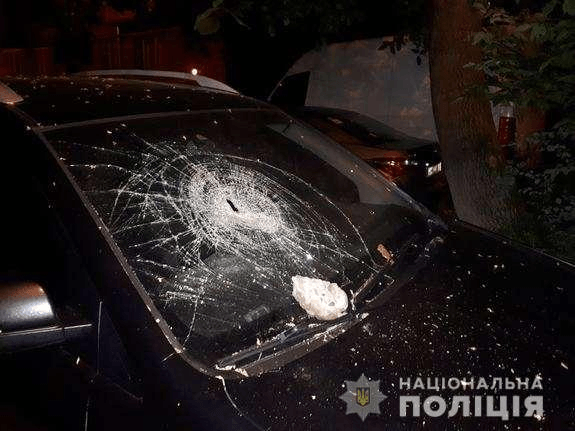 У Франківську агресивний п’яний чоловік розбив скло чужої автівки