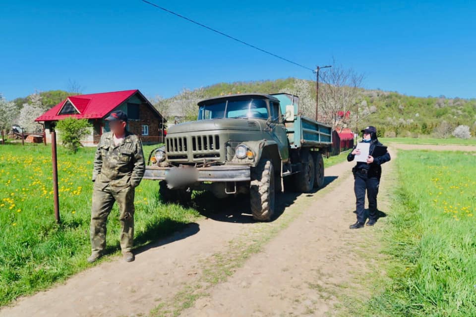 Прикарпатець незаконно перевозив гравій: залишився без будматеріалу та “ЗІЛа” (ФОТО)