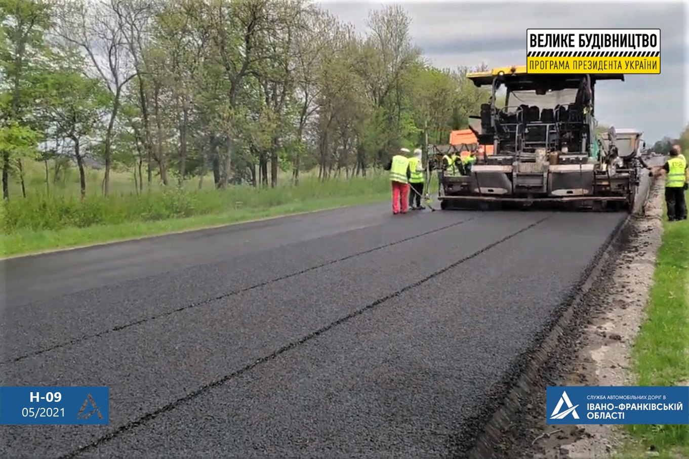 Між селами Жураків та Підгір’я на дорозі “Мукачево – Львів” кладуть верхній шар асфальту (ФОТО)