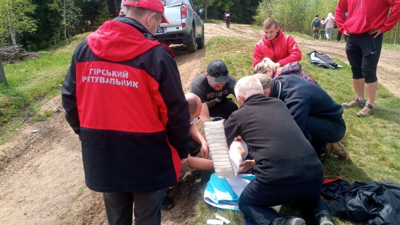 Туристка з Дніпра травмувала ногу на околиці Яремче – допомогли рятувальники і медики (ФОТО)