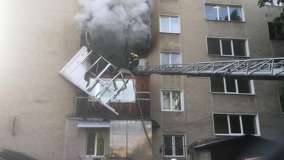 Масштабна ранкова пожежа у Франківську: є загиблий, евакуювали майже 50 людей (ФОТО, ВІДЕО)