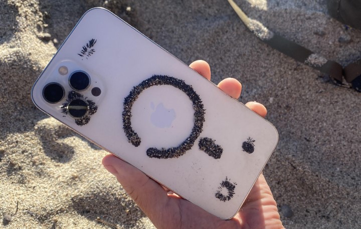 Користувачі iPhone 12 виявили, що він притягує пісок