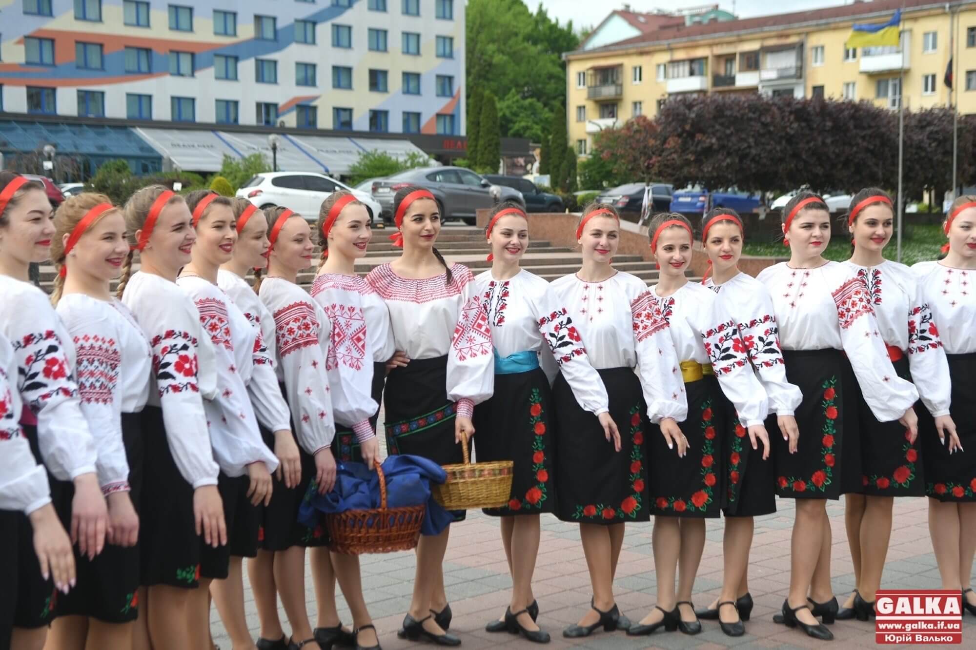 На площі в центрі Франківська студентки танцем відзначили День вишиванки (ФОТО, ВІДЕО)