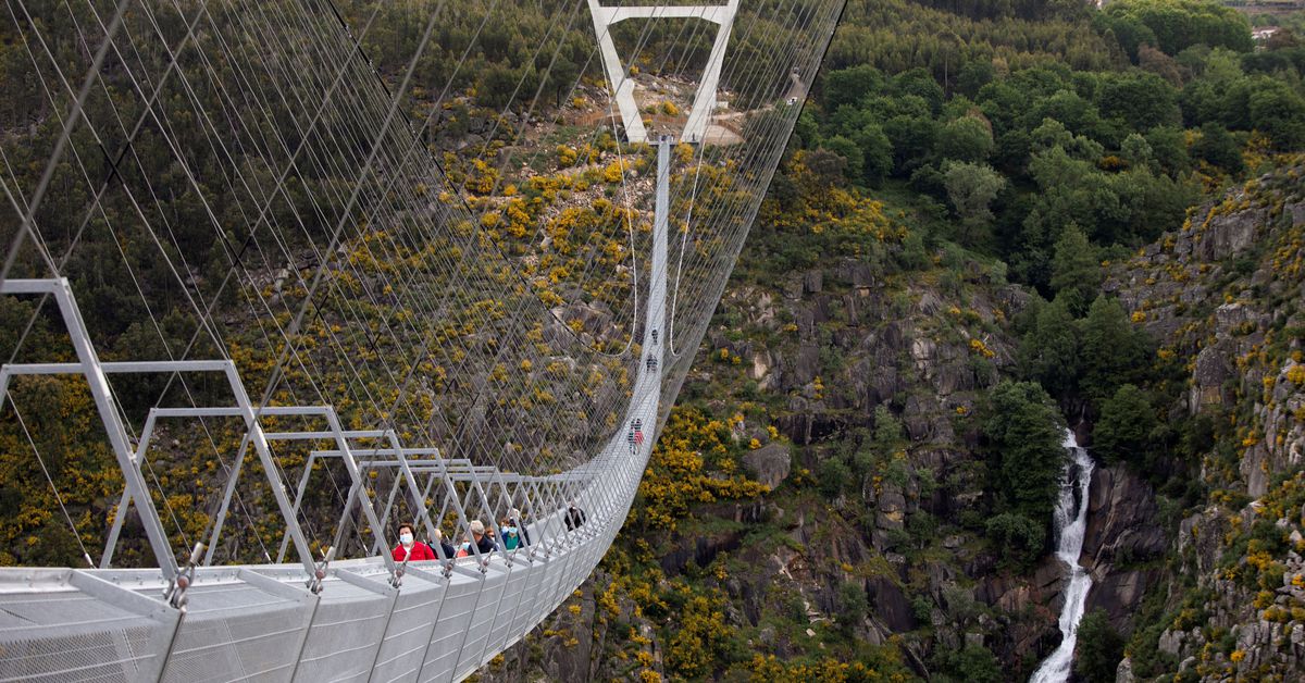 У Португалії відкрився найдовший у світі підвісний пішохідний міст (ВІДЕО)