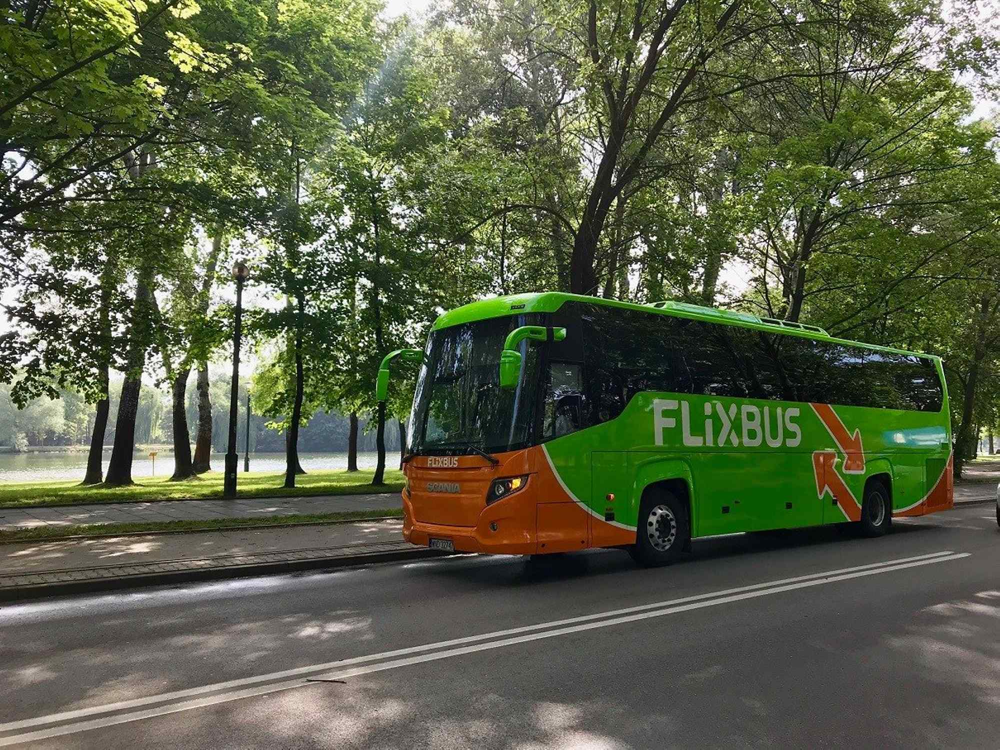FlixBus запустив перший внутрішній маршрут в Україні. Він курсуватиме через Франківськ