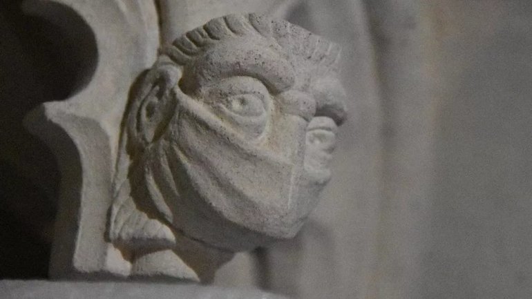 У середньовічному соборі висікли кам’яне обличчя в захисній масці на згадку про COVID-19 (ФОТО)