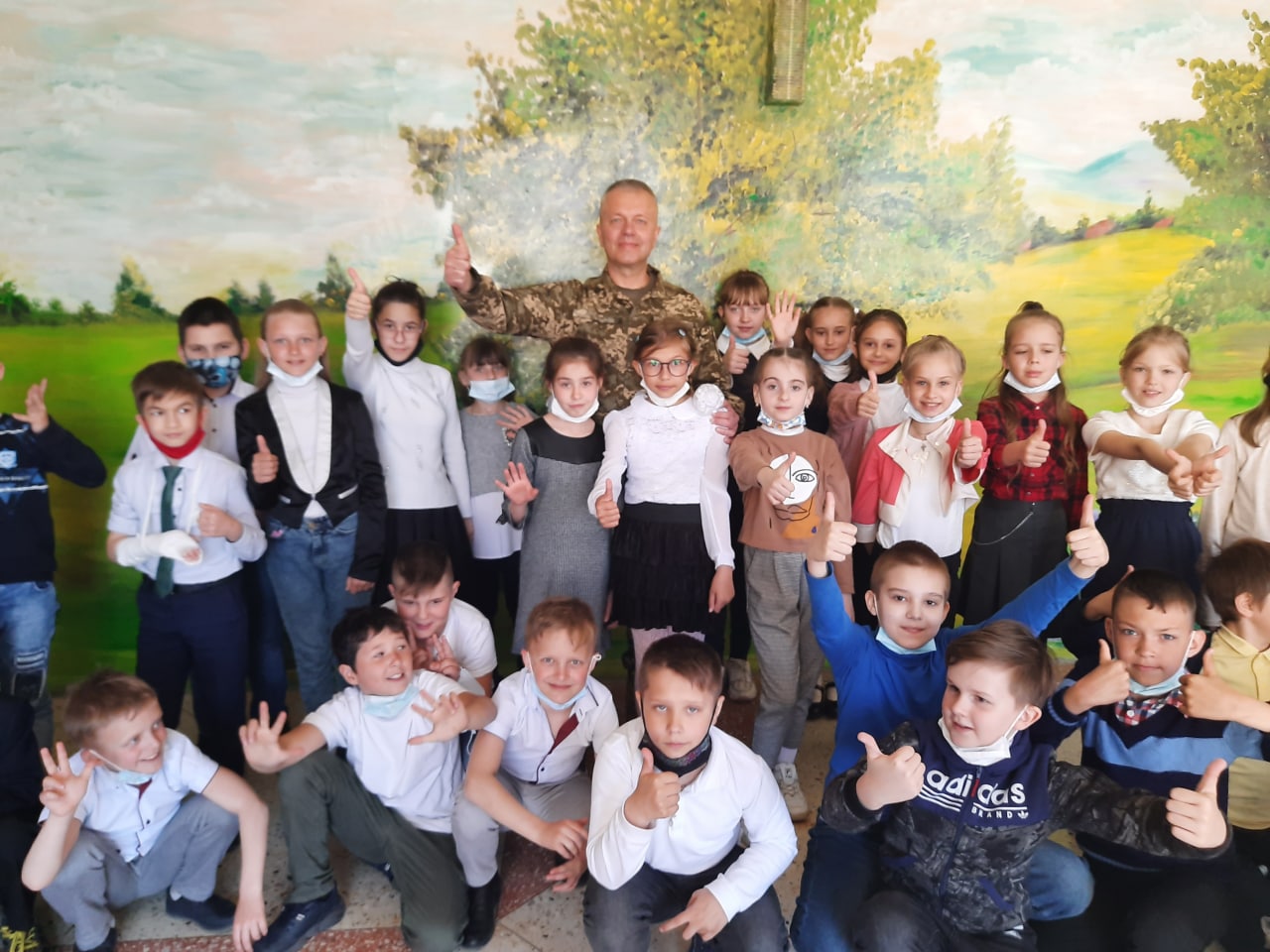 Більше ніж благодійність: «АТБ» передала три тисячі великодніх подарунків дітям із «сірої» зони Донбасу (ФОТО)