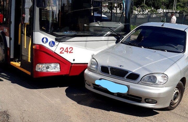У Франківську водій “Део” не помітив тролейбуса та вчинив ДТП (ФОТО)