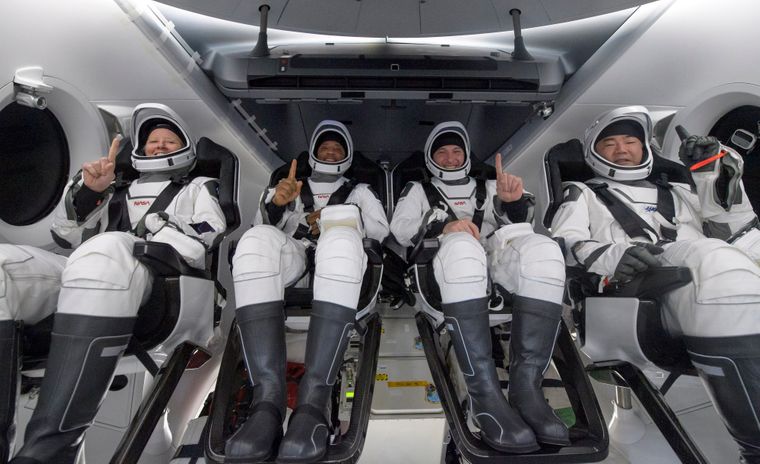 Корабель Crew Dragon з чотирма астронавтами повернувся на Землю. Вони пробули у космосі 168 днів (ФОТО, ВІДЕО)