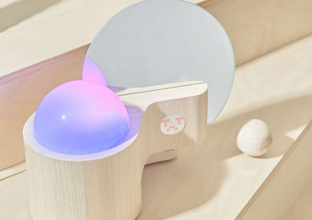 Дизайнери створили лампу, яка перетворює емоції в світло