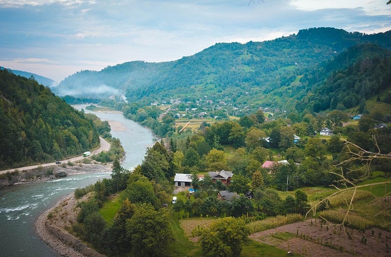 На Косівщині в гірську річку впав хлопчик – його шукають рятувальники і місцеві мешканці