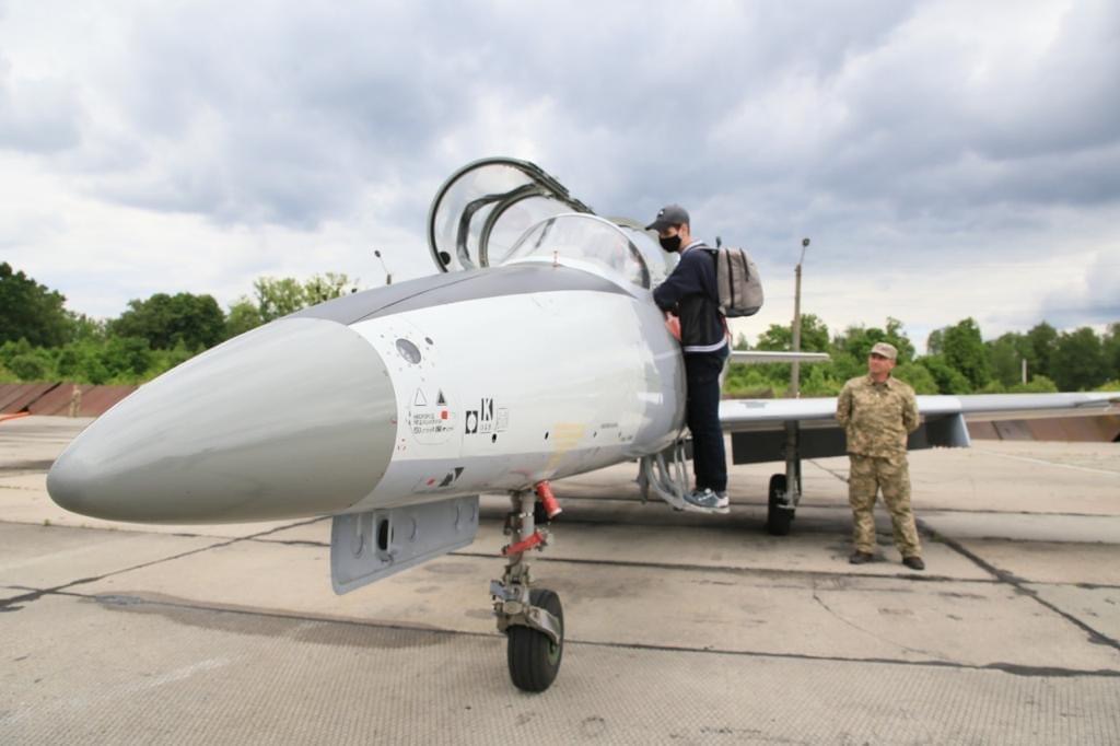 Прикарпатські дітлахи у супроводі голови ОДА відвідали військове летовище (ФОТО)