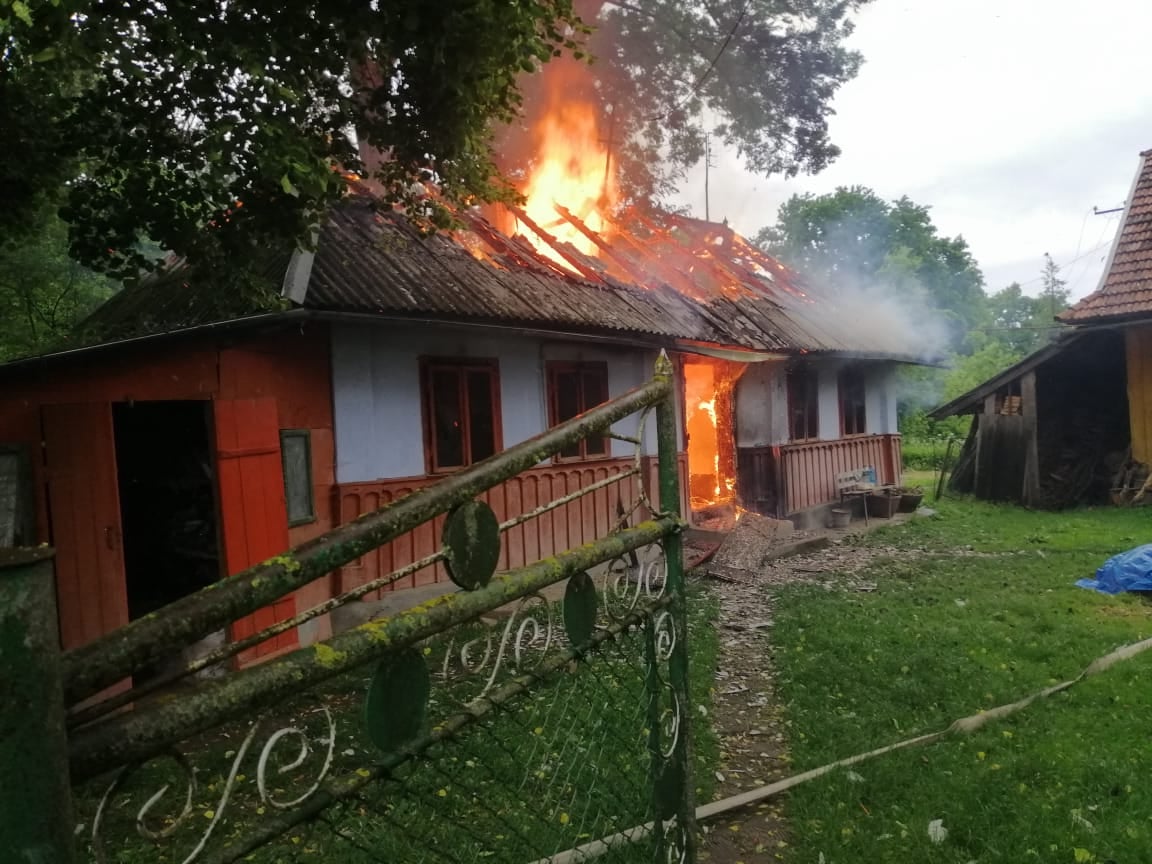 На Коломийщині вранці горів будинок – господар отримав опіки (ФОТО)