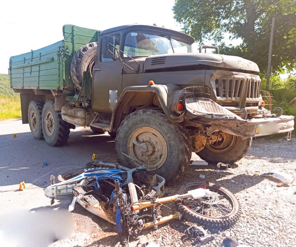 Вранці на Прикарпатті вантажівка зіткнулась з мотоциклом – двоє людей загинули (ФОТО)