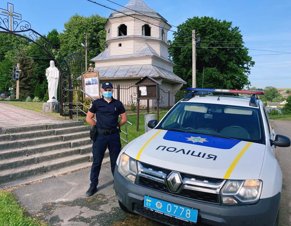 На Прикарпатті понад тисячу правоохоронців забезпечили правопорядок під час святкових богослужінь (ФОТО)