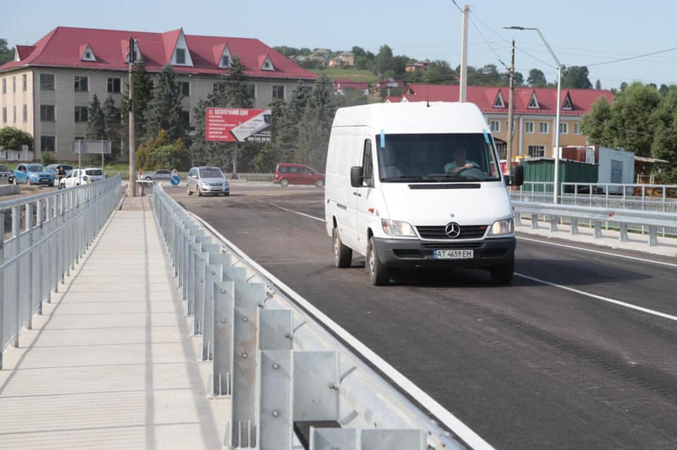 Перші автомобілі вже проїхалися відремонтованим мостом у Стопчатові (ФОТО)