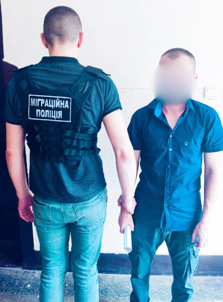 Прикарпатські поліціянти розшукали зловмисника, який організував у Франківську місця розпусти (ФОТО)