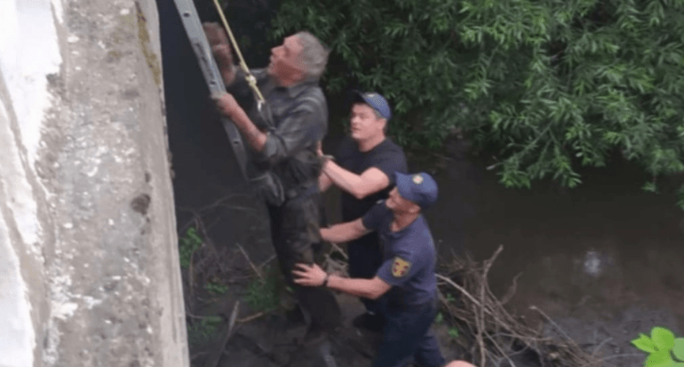 Галицькі рятувальники допомогли чоловіку, який стояв посеред річки й не міг вибратися (ФОТОФАКТ)