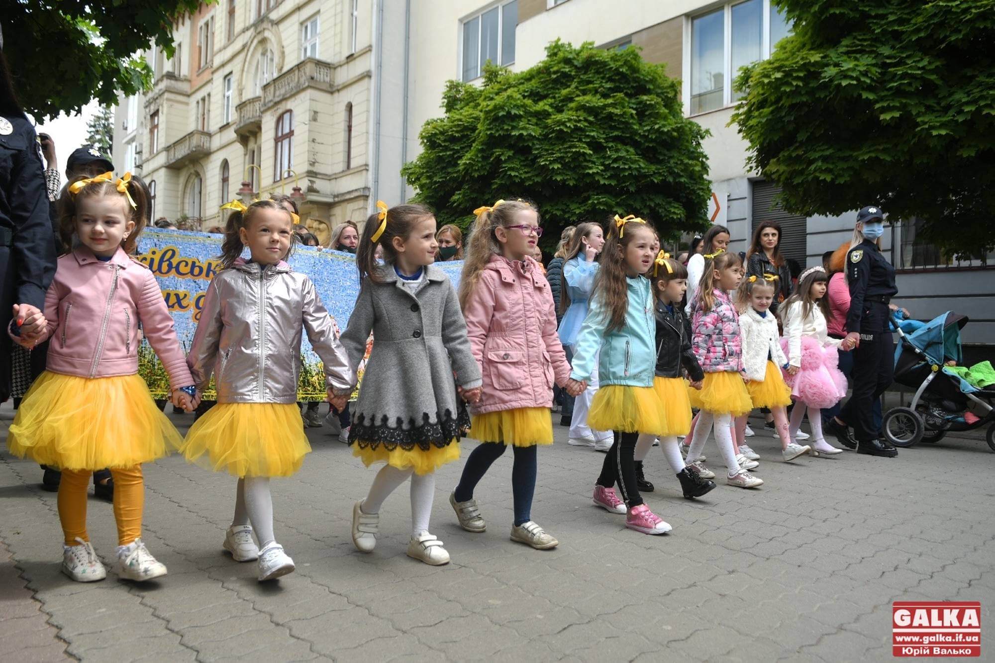 Десятки юних франківців у центрі міста долучилися до урочистої ходи до дня захисту дітей (ФОТО)