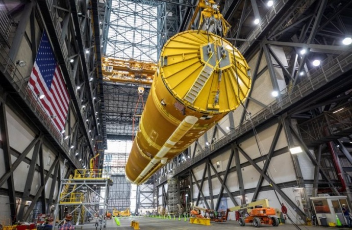 НАСА показало гігантську ракету для польоту на Місяць (ФОТО)
