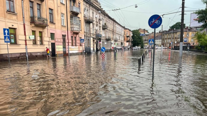 На Львів налетіла буря: потоп і повалені дерева (ФОТО, ВІДЕО)