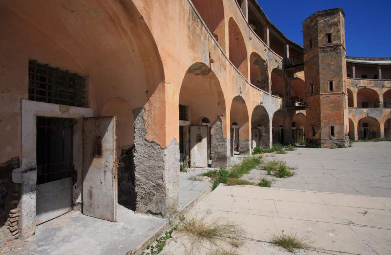 В Італії колишню в’язницю перетворять на туристичну пам’ятку: як виглядає європейський Алькатрас (ФОТО)