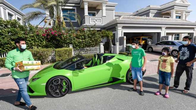 Манго на Lamborghini: в ОАЕ створили лакшері доставку фруктів