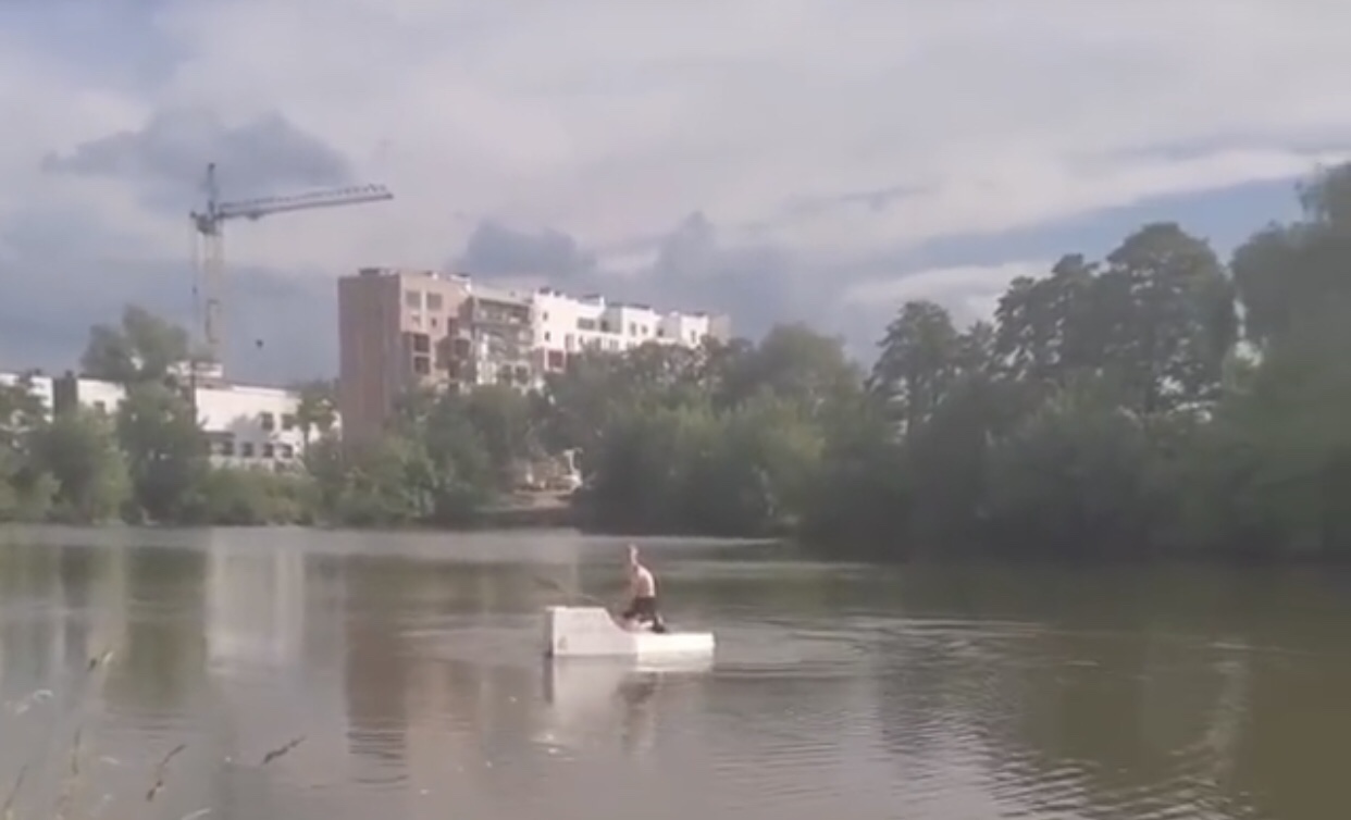 У Франківську чоловіки плавали озером на саморобному пінопластовому “човні” (ФОТО)