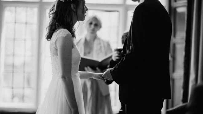 Дівчина натрапила на записку у своїй весільній сукні з секонд-хенду: зворушлива знахідка