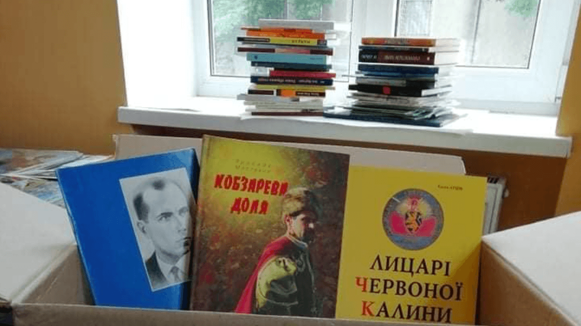 Надвірнянські пластуни передали книги для україномовної бібліотеки у Маріуполі (ФОТО)