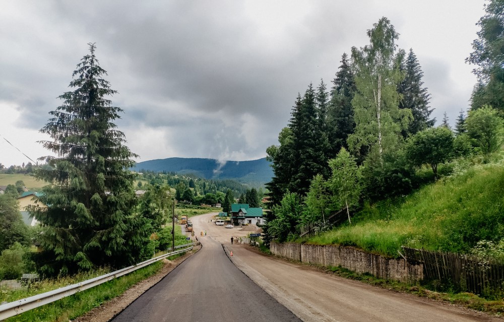 На Долинщині активно асфальтують дорогу до Торунського перевалу (ФОТОФАКТ)