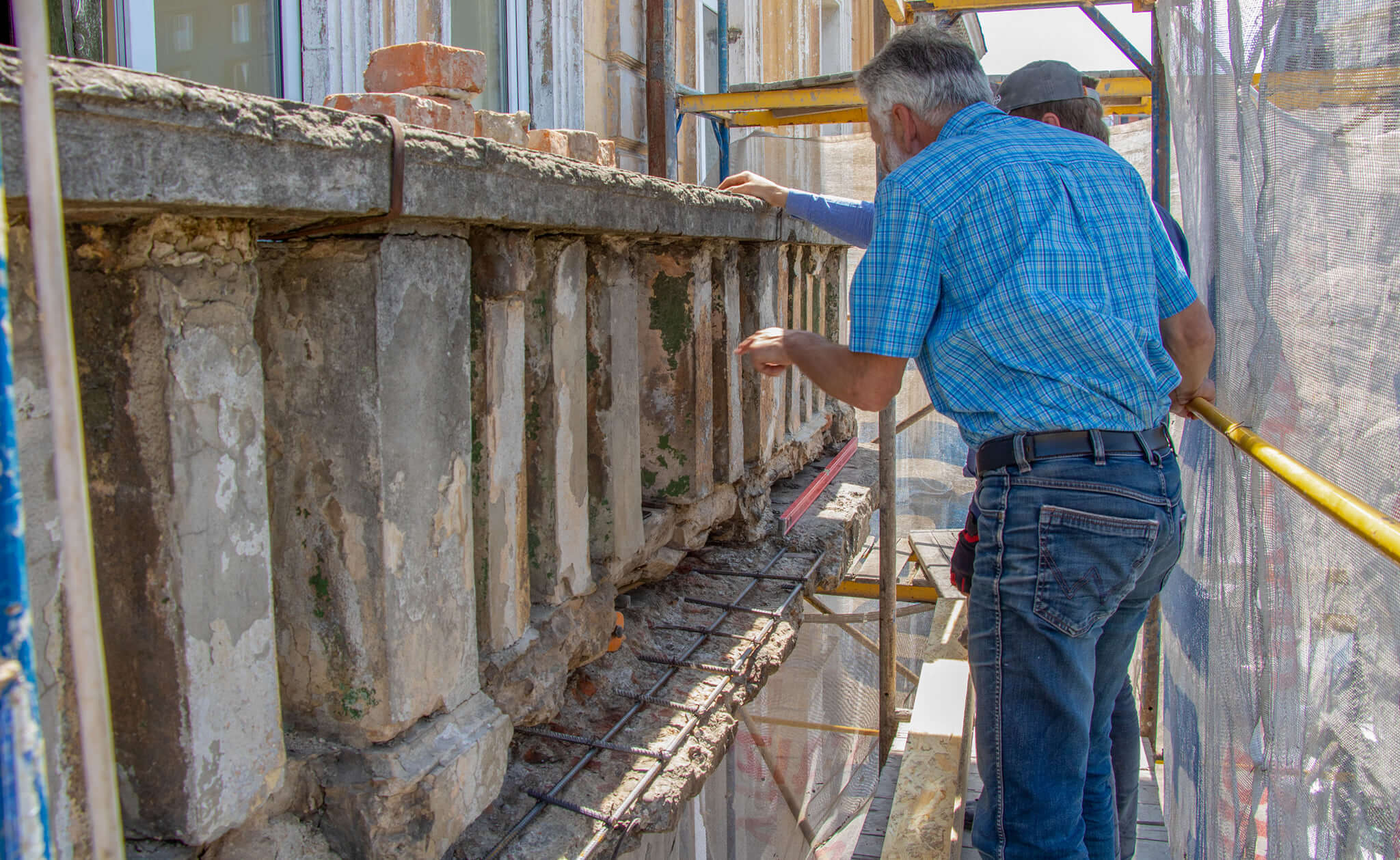 Франківці власним коштом відновлюють балкон будинку-пам’ятки на Січових Стрільців (ФОТО)