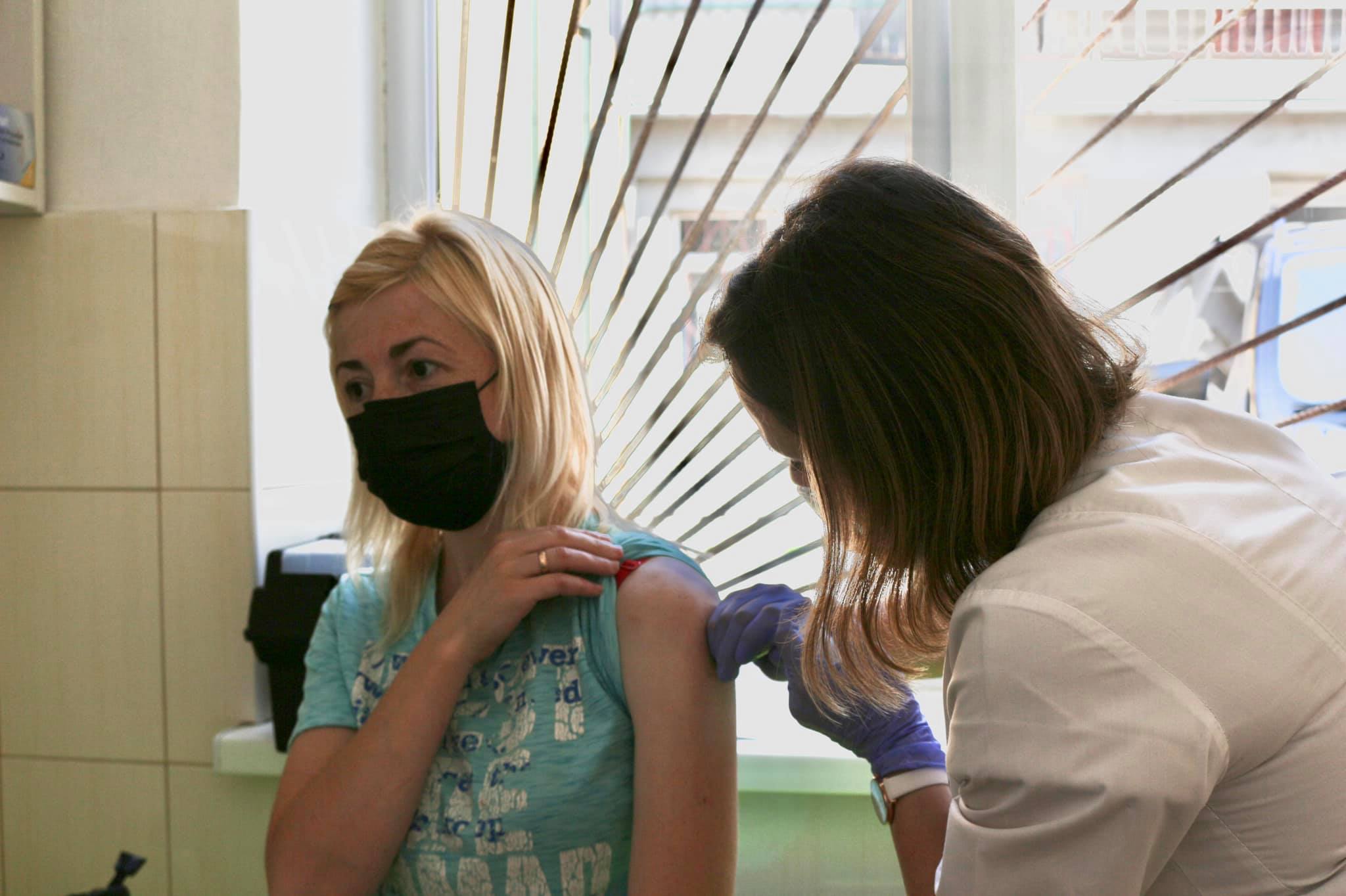 У Коломиї запрацював масовий центр вакцинації. Щепитимуть людей щодня