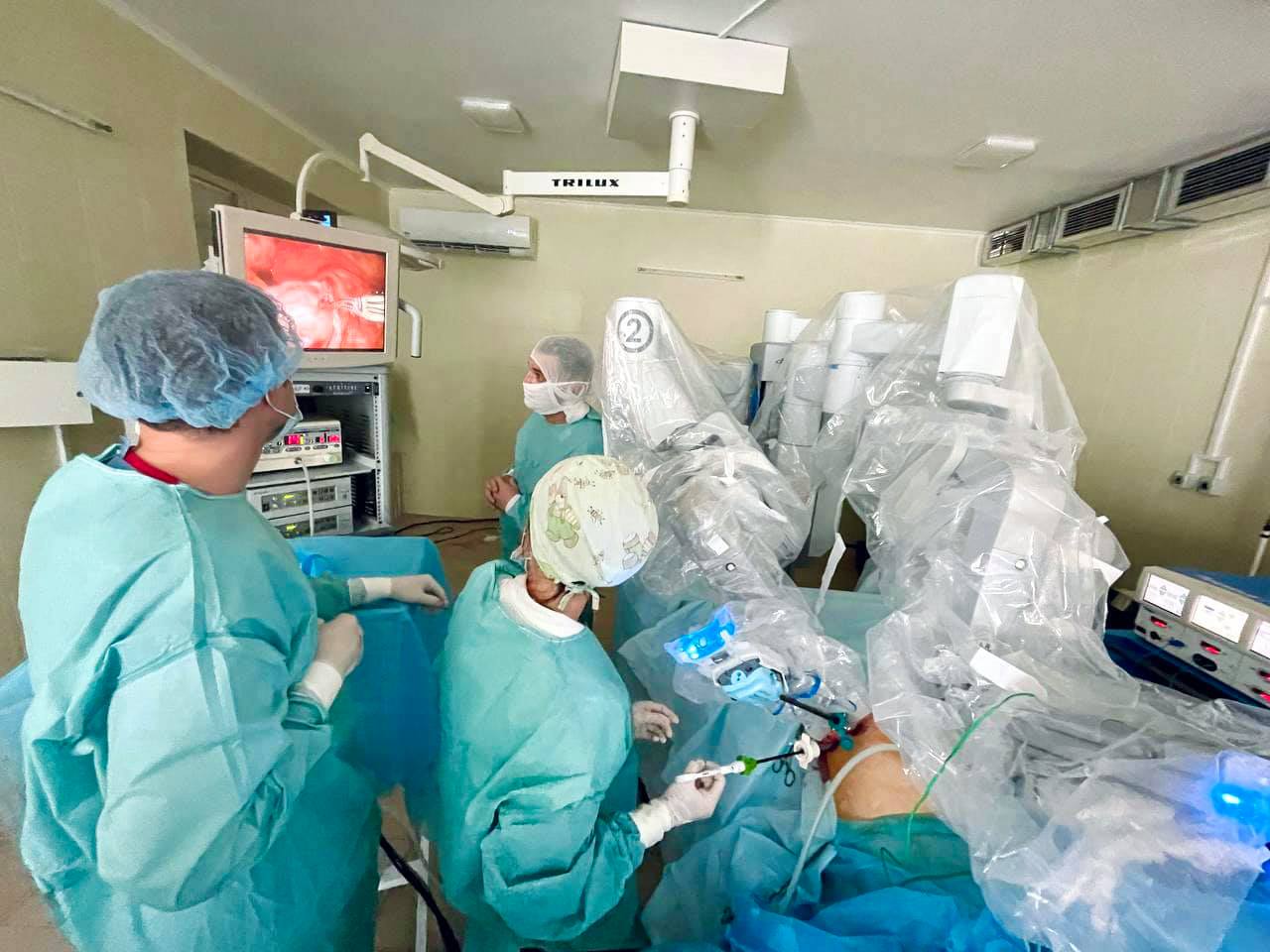 У Львові робот допоміг медикам виконати гінекологічну операцію (ФОТО)