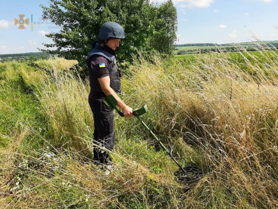 Минулої доби прикарпатські піротехніки знищили гранату та міну часів Другої світової (ФОТО)