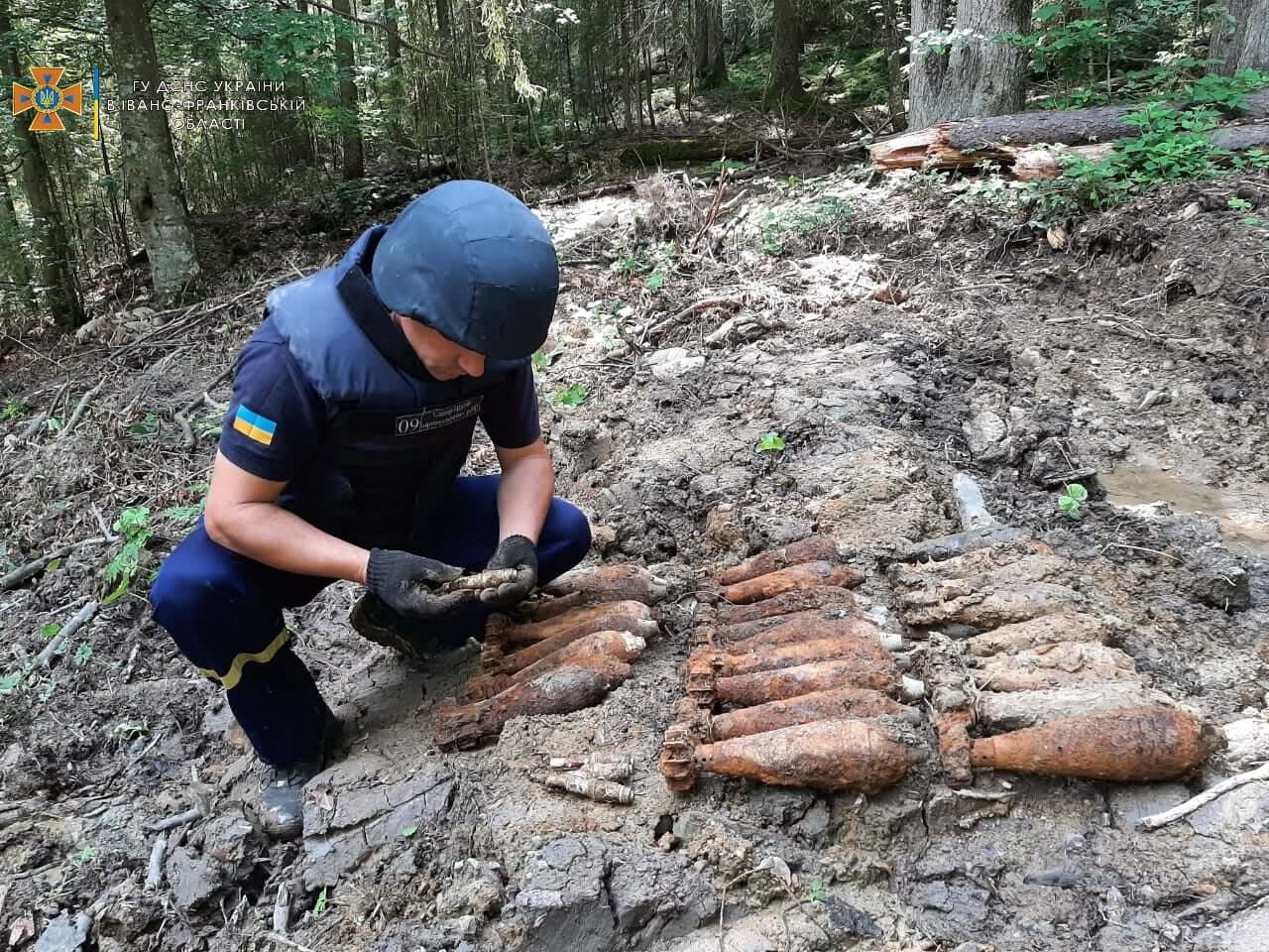 На Прикарпатті продовжують знаходити застарілу вибухівку: 35 одиниць за добу (ФОТО)