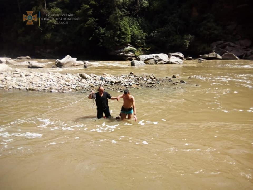 В Яремче чоловік впав у водоспад і його понесло сильною течією (ФОТО)