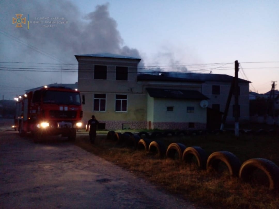 На Прикарпатті загорілась двоповерхова будівля. Рятувальники врятували від вогню клуб, бібліотеку та сільську раду (ФОТОФАКТ)