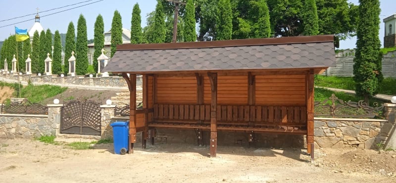 На Косівщині встановили дерев’яну зупинку, яку виготовили студенти (ФОТО)
