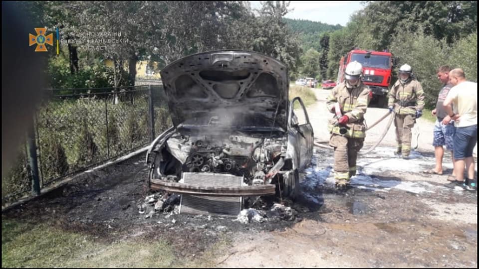 У селі на Калущині вщент згоріла автівка (ФОТО)