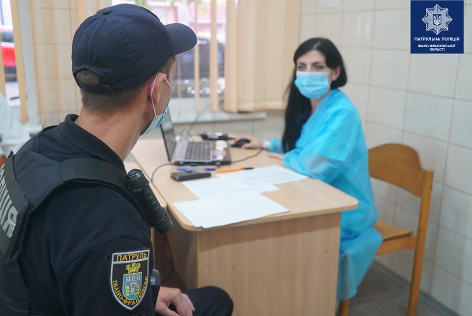 На Прикарпатті 70% патрульних поліціянтів вакцинувалися від коронавірусу (ФОТО)
